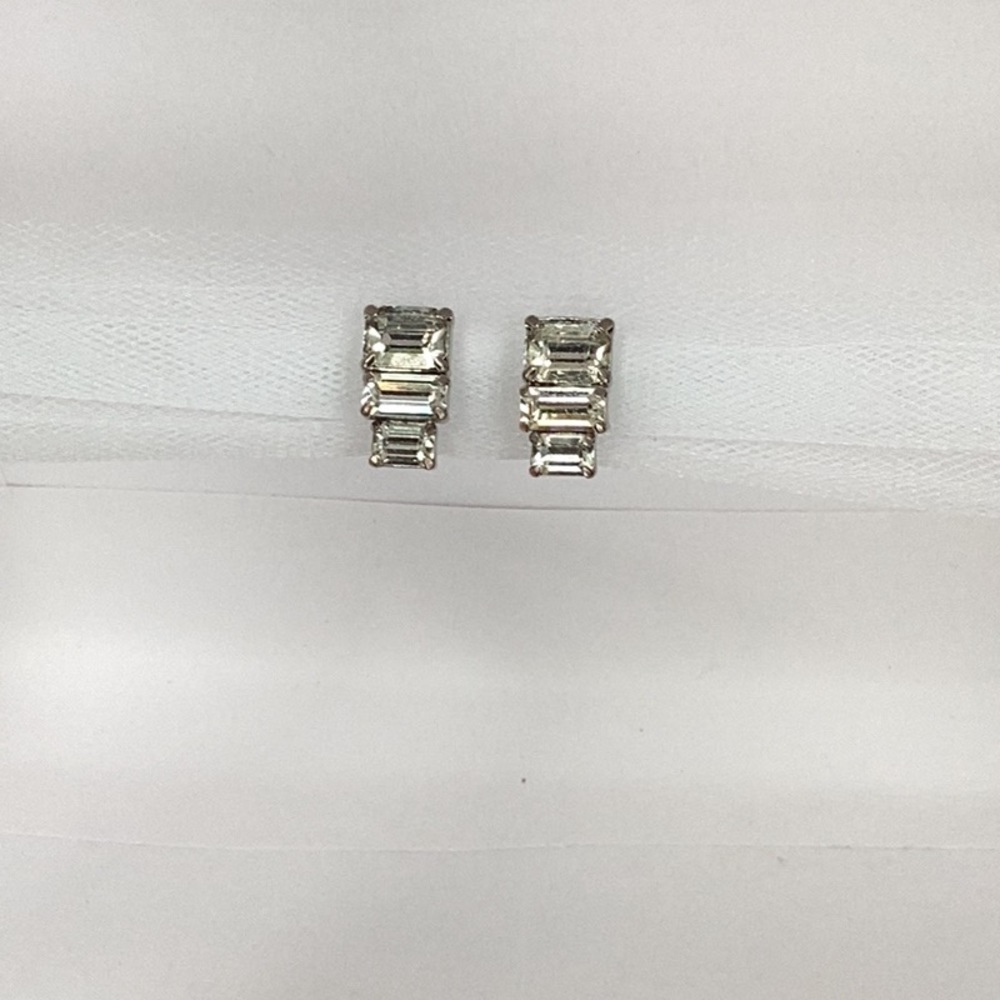 Vintage emerald cut rhinestones screw back earrings.